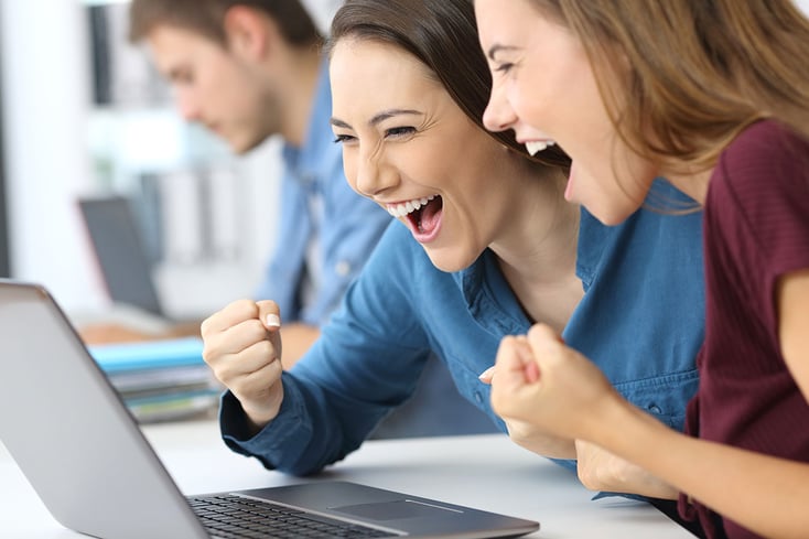 Social Selling Geschäftsabschluss Zwei Frauen vorm Laptop Social Selling Geschäftsabschluss Zwei Frauen vorm Laptop